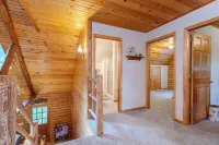 Cozy 3-bedroom cabin with WiFi and AC in tranquil Greenwood