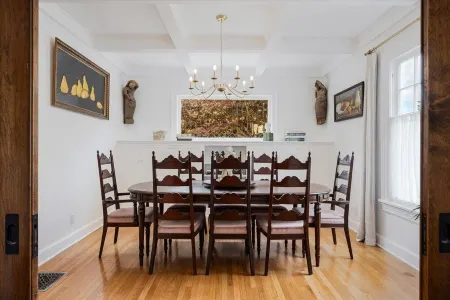 Beautiful 4 bedroom! Hot Tub, Fabulous Downtown Newberg Location!