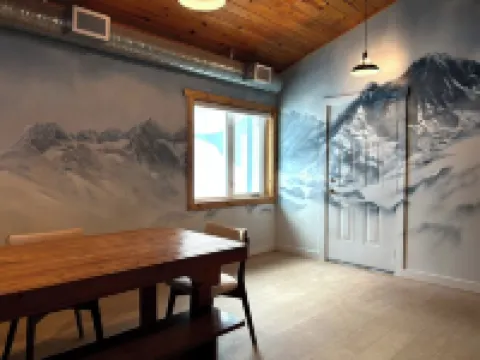 Red Powder House with Foosball Table. Downtown Rossland 5 min to Red Mountain Hoteles en Rossland