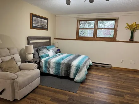 Cozy studio in delightful Rapid City, 15 minutes from the beautiful Black Hills.
