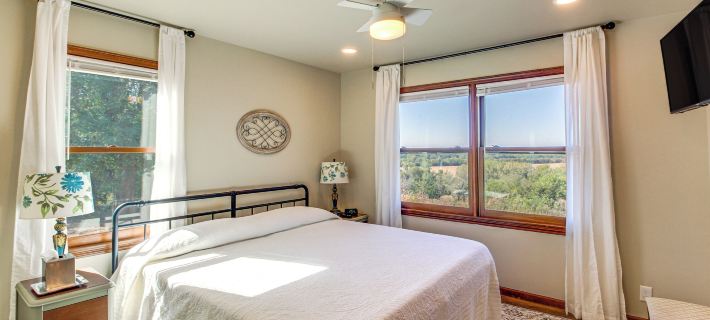 Kansas Gem w/ Fire Pit & Views: 10 Mi to Dtwn! Ξενοδοχεία στην πόλη Riley County