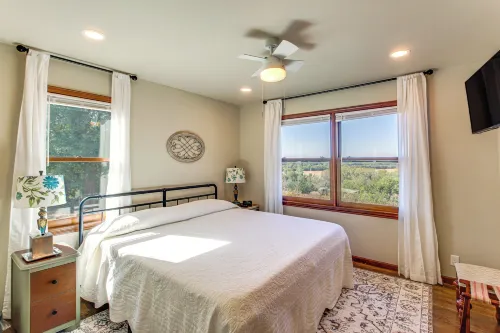 Kansas Gem w/ Fire Pit & Views: 10 Mi to Dtwn! - 4 tähden