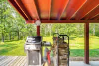 Riverside Retreat in Crosby: Pet Friendly! - Boutique
