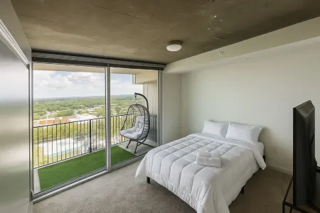 Charming 2-bedroom apartment in delightful Raleigh with AC, fitness room