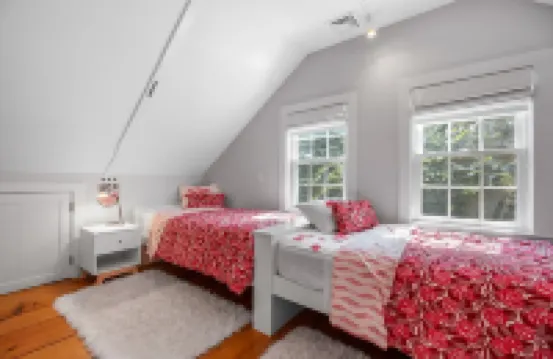 Featured in Boston Globe- fully renovated cape w/ pool & modern barn pool house 奧爾良酒店