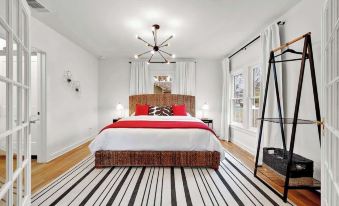 Harley House with Hot Tub & Grill - Historic District