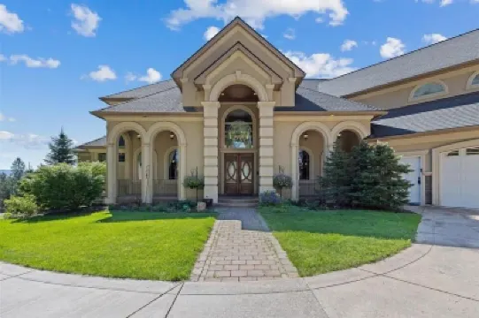 Beautiful Country Villa on 5 Acres, 5 Miles to Downtown Hotels in 