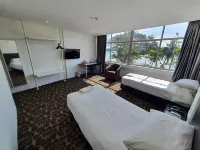 Riverine Garden Hotel Hotel di Chukai