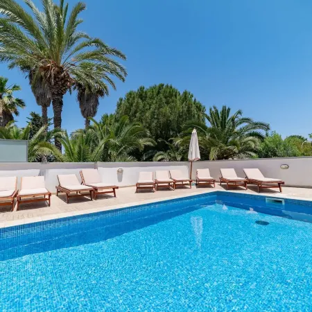 Villa Gardenia - 5 Bedroom Holiday Villa with Pool Отели рядом с достопримечательностью «Пляж Голден-Бэй»