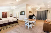 Huge Private Guest suite w/ jet tub in great neighborhood near attractions
