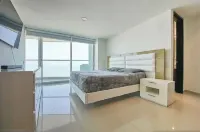 Beachfront Apartment / Panoramic View of the Beach and Ocean Hotels in La Boquilla