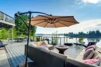 Waterfront Allyn Retreat w/ Guest House & Beach! - 3 tähden