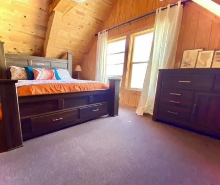 GLAMOROUS Stylish cabin💫 over 2 acres, beautiful views, sleeps 8, washer & dryer