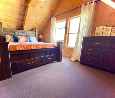 GLAMOROUS Stylish cabin💫 over 2 acres, beautiful views, sleeps 8, washer & dryer