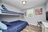 Comfortable & Private 2 Bedrm Cottage w/ King bed.