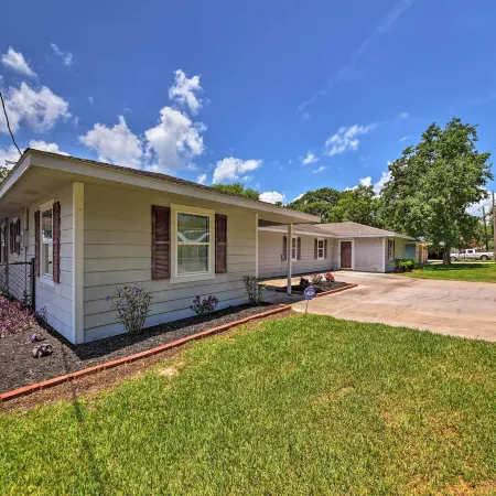Lakefront Livingston Home w/ Dock, 1 Mi to Launch!