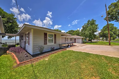 Lakefront Livingston Home w/ Dock, 1 Mi to Launch! - parking