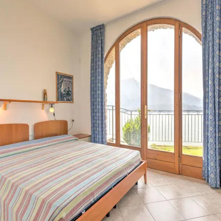 Climb, Cruise & Dine; Lake como Отели в г. Граведона
