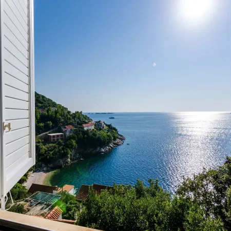 Indy's Beach Apartments -Two Bedroom Apartment with Balcony and Sea View