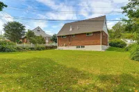 5 Mi to Downtown Baltimore: Quiet Home w/ Porch