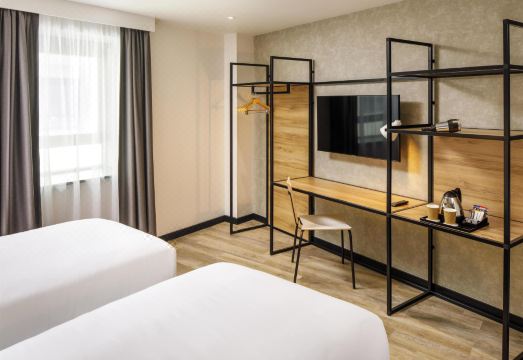 이비스 런던 서턴 포인트의 모던한 바/라운지