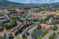 Large Luxury: Fun 4 the Whole Family. 2 min walk to Slopes. Hot Tubs. Pool Table