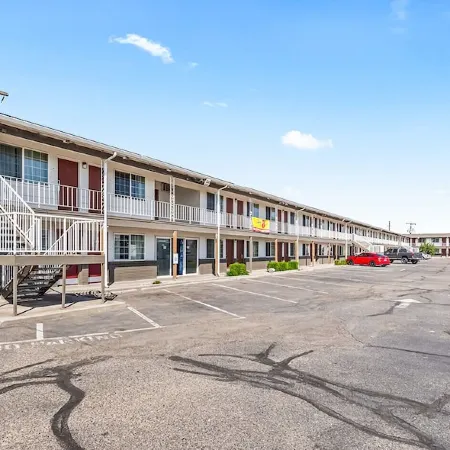 Super 8 by Wyndham Ontario