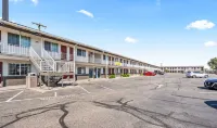 Super 8 by Wyndham Ontario - Pools