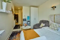 2 Guests - Pet Friendly - Nairobi Airport, Railway - Condos