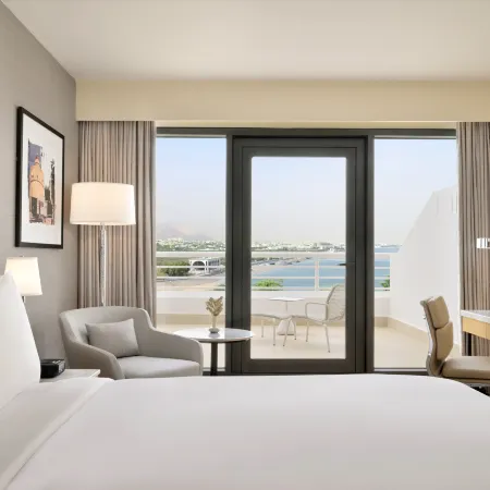 Crowne Plaza MUSCAT by IHG Отели рядом с достопримечательностью «Qantab Beach»