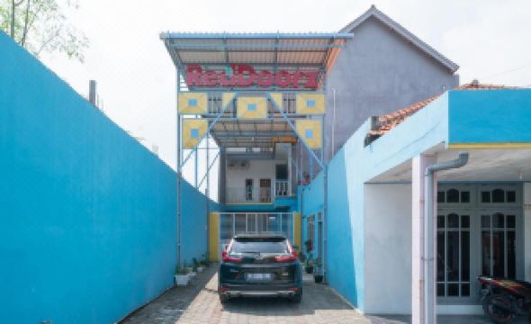 RedDoorz Near RS Mitra Keluarga Waru