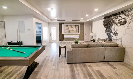 6BR Fun Oasis w/ Jacuzzi, BBQ & Retro Game Room