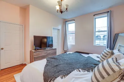 Comfy Bayonne Townhome ~ 11 Mi to NYC Attractions Отели рядом с достопримечательностью «Bayonne Park»