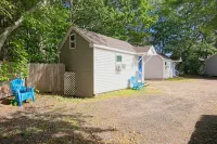 Community Pool and Modern Amenities - Cozy Family Retreat Hotel a 