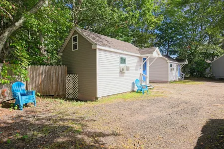 Community Pool and Modern Amenities - Cozy Family Retreat Отели рядом с достопримечательностью «Палас Плейленд»