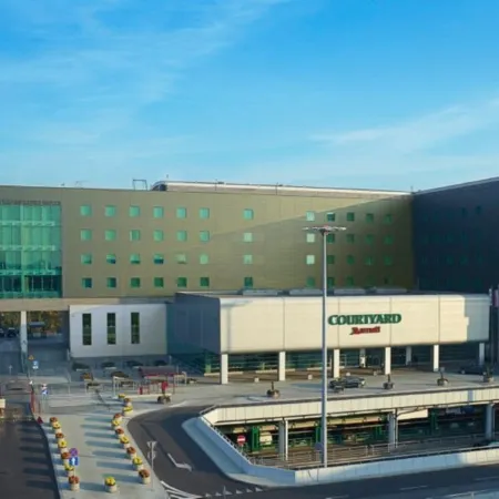 Courtyard Warsaw Airport Отели рядом с достопримечательностью «Урсынов»