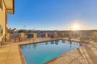 Walkable Waterfront Oasis w/ London Bridge Views! - ビーチサイド