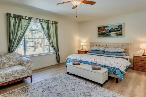 Private Lake, Hot Tub & EV Charger: Mariposa Home! - Homestays