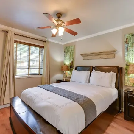 The Homestead Luxury-cozy 2BR Apartments Near SFA