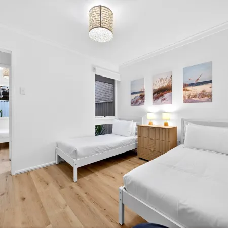 Bright 2-Bed Unit Near Scarborough Beach Отели в г. Скарборо