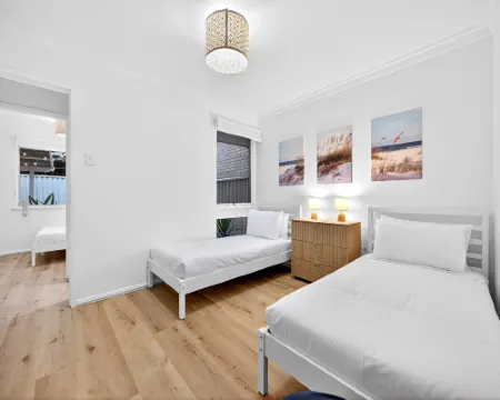 Bright 2-Bed Unit Near Scarborough Beach Hotels in Scarborough