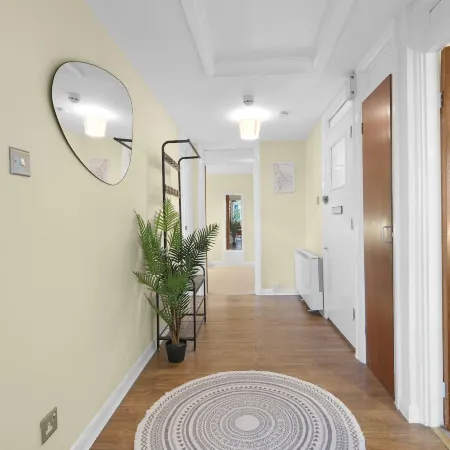 Modern 2 Bedroom Apt in Broadlands Court