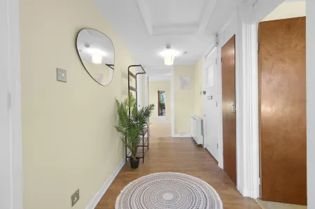 Modern 2 Bedroom Apt in Broadlands Court