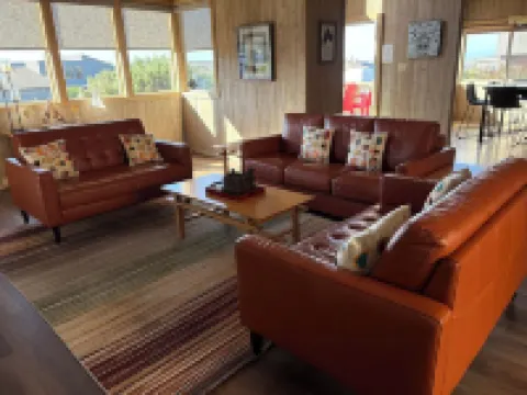 "The Birds" Easy Walk to the Beach, Hot Tub, Fireplace, Pet Friendly