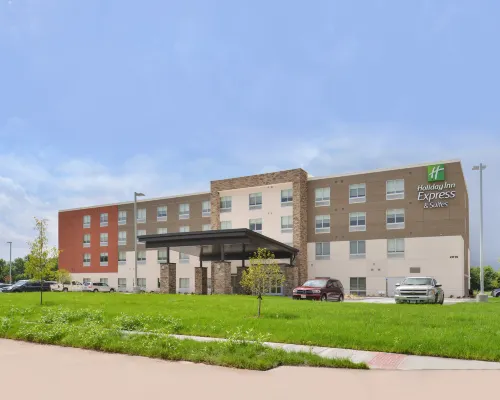 Holiday Inn Express & Suites OMAHA AIRPORT by IHG Hotels in Carter Lake