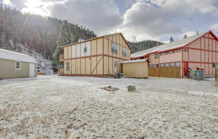 Mountainside Bliss: Red River Getaway w/ Fireplace