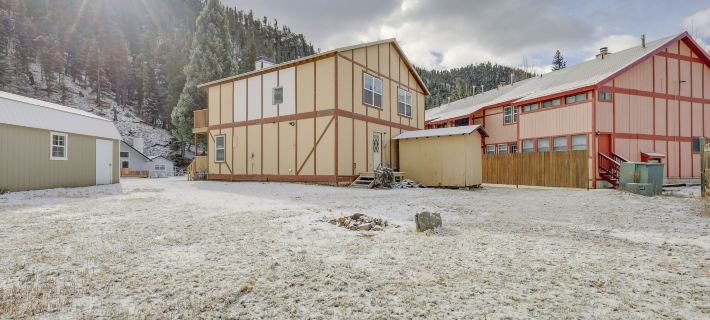 Mountainside Bliss: Red River Getaway w/ Fireplace Hotels in Red River