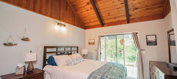 4 BR Riverfront Home w/ Stunning Views, Fireplace Hotels in Cowlitz County
