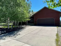 4BR Mtn View Home w/ Grill, Patio, Wood Stove Hotels in Driggs