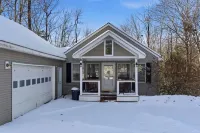 Peaceful Getaway Close to Lake Boating, Hiking, Skiing